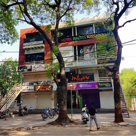 Hotel Radha Krishna Ānand Buitenkant foto