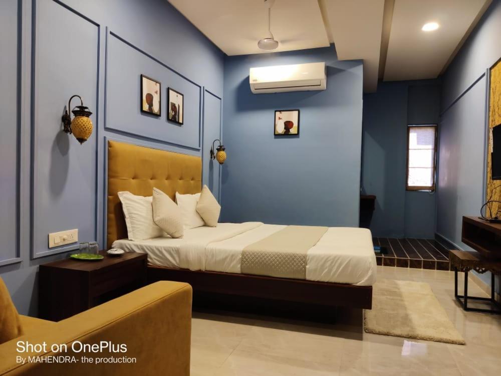 Hotel Radha Krishna Ānand Buitenkant foto