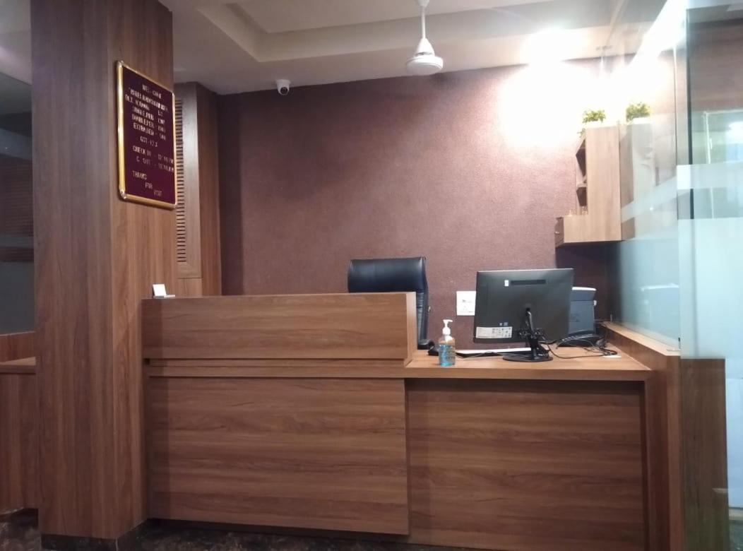 Hotel Radha Krishna Ānand Buitenkant foto