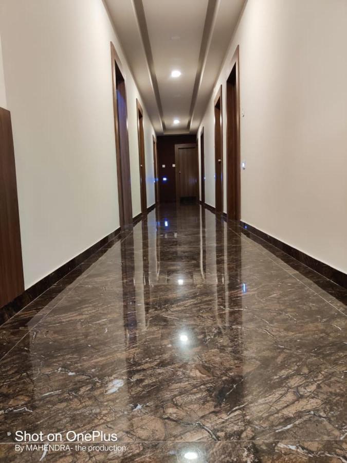 Hotel Radha Krishna Ānand Buitenkant foto