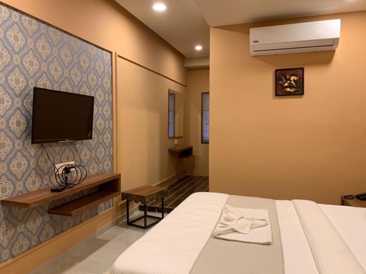 Hotel Radha Krishna Ānand Buitenkant foto