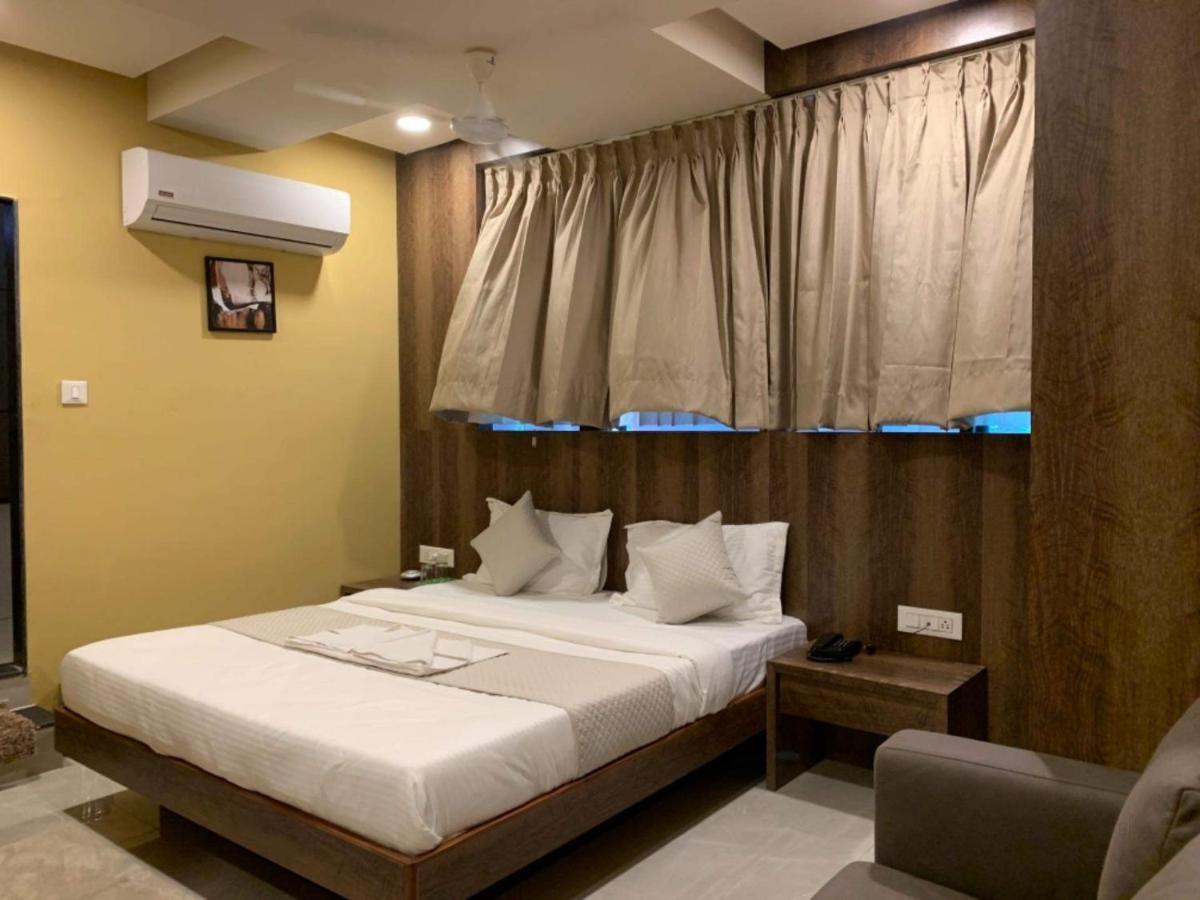 Hotel Radha Krishna Ānand Buitenkant foto