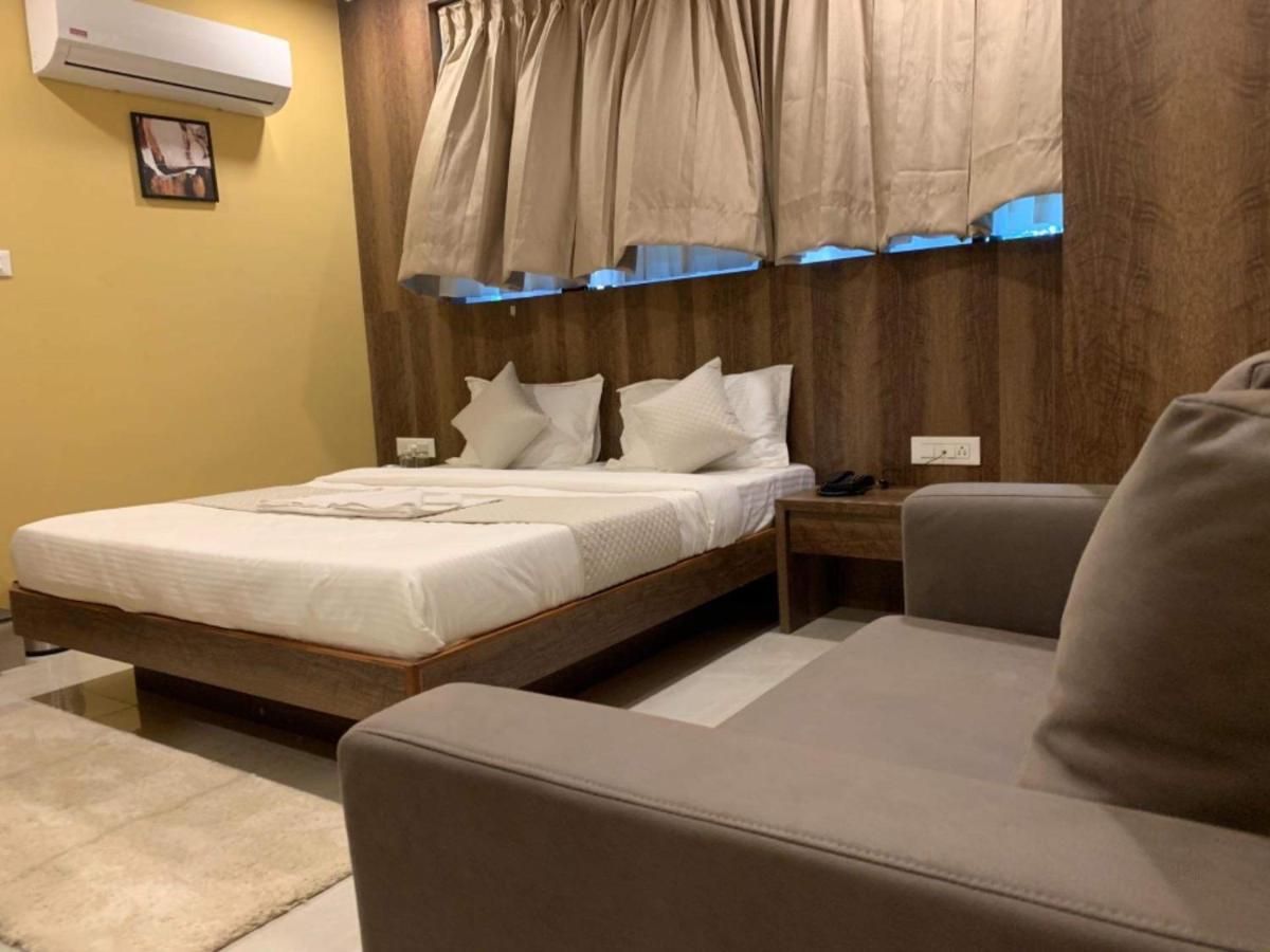 Hotel Radha Krishna Ānand Buitenkant foto