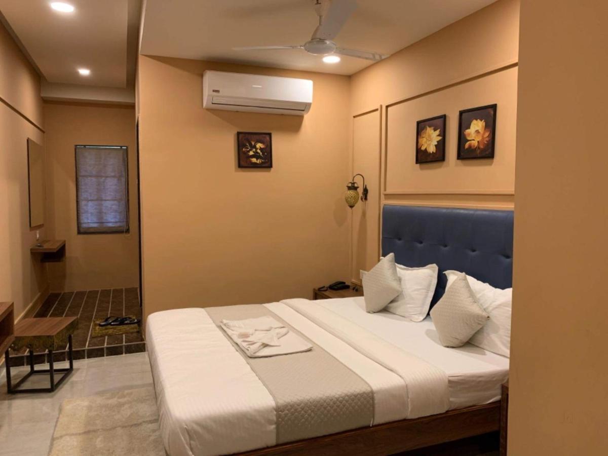 Hotel Radha Krishna Ānand Buitenkant foto