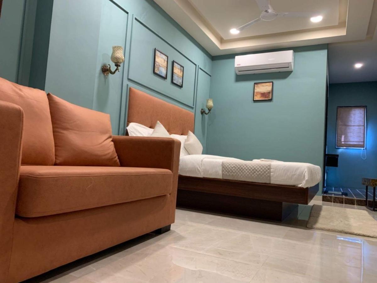 Hotel Radha Krishna Ānand Buitenkant foto